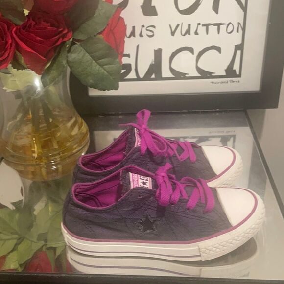 𝅺girls Converse Sneakers - Picture 2 of 6